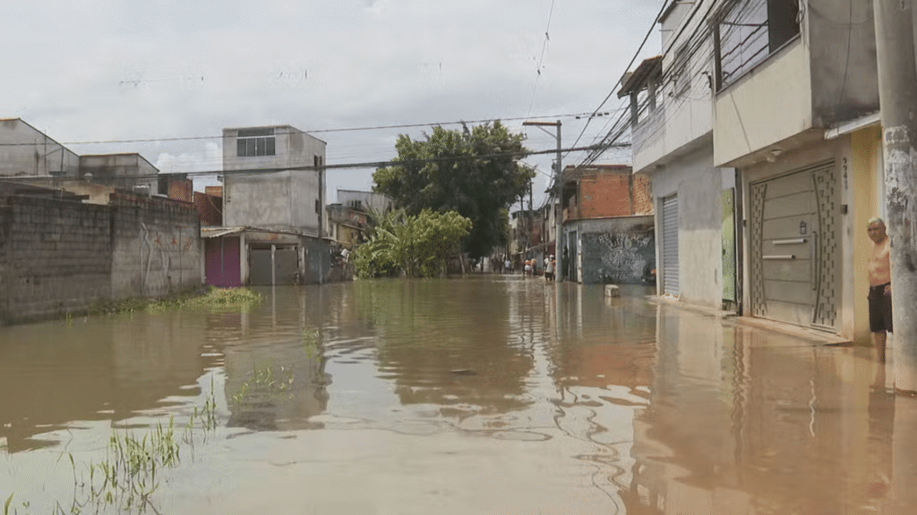 Ruas cheias de água da enchente no Jardim Pantanal, Zona Leste de SP, pelo 3° dia seguido. — Foto: Reprodução/TV Globo