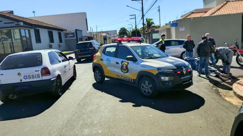 Motociclista fica ferido após colisão com carro em cruzamento de Assis. Acidente ocorreu nesta quinta (29)