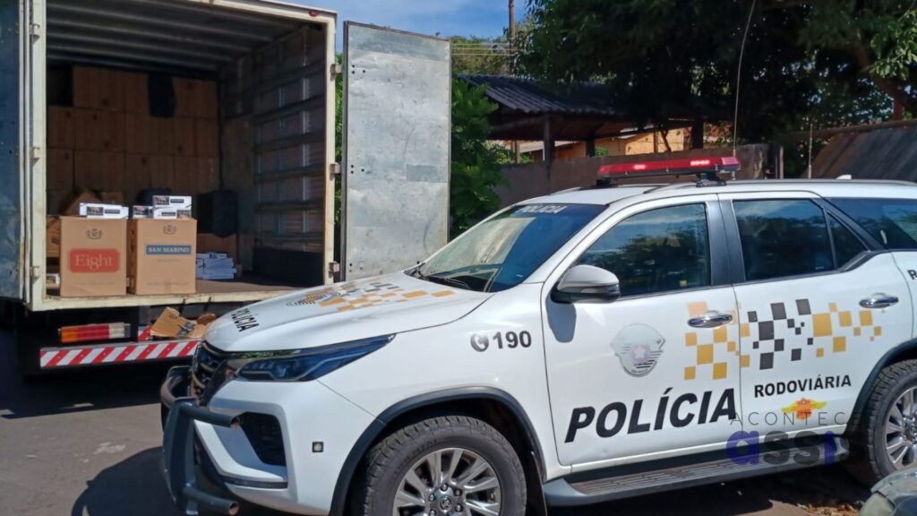 Polícia apreende carga de cigarros contrabandeados em Assis. Caminhão era descarregado em residência. Caso foi encaminhado à PF de Marília.