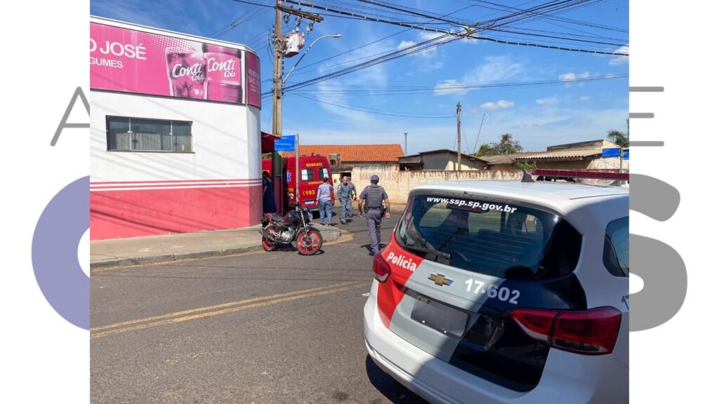Acidente entre moto e carro deixa jovem ferido em Assis. Colisão ocorreu na Vila Adileta. Motociclista foi socorrido e levado à UPA.