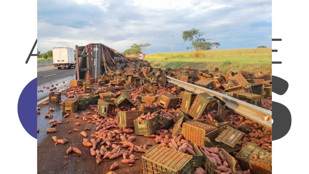 Carreta com 30 toneladas de batata-doce tomba na SP-333, em Marília. Acidente ocorreu nesta terça (3) e não deixou feridos.