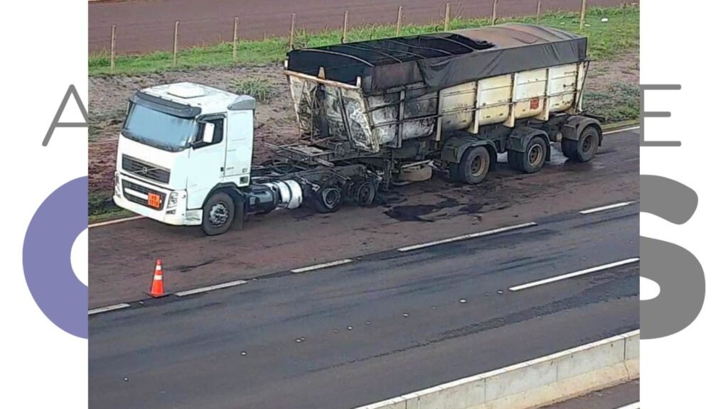 Incêndio atinge semirreboque de carreta na SP-333, em Tarumã. Fogo teria começado após faísca nos pneus. Condutor parou no acostamento.