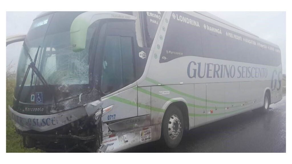 Pai e filho morrem após carro invadir pista contrária e colidir com ônibus na SP-333, em Guarantã. Acidente aconteceu no km 294 da rodovia.