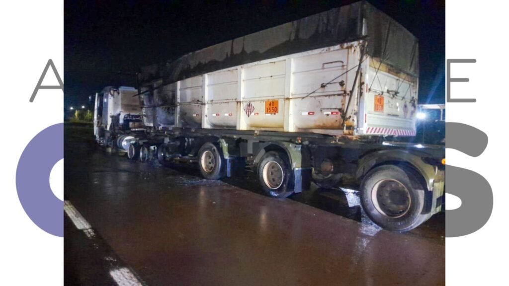 Incêndio atinge semirreboque de carreta na SP-333, em Tarumã. Fogo teria começado após faísca nos pneus. Condutor parou no acostamento.