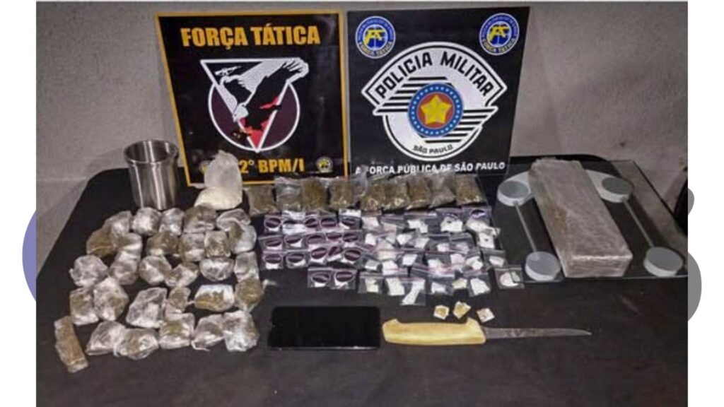 Força Tática apreende drogas em residência de Assis. Suspeito tentou fugir, mas foi preso. Ocorrência foi registrada como tráfico de drogas.