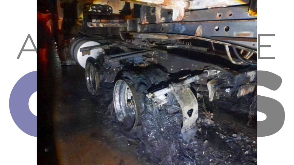 Incêndio atinge semirreboque de carreta na SP-333, em Tarumã. Fogo teria começado após faísca nos pneus. Condutor parou no acostamento.