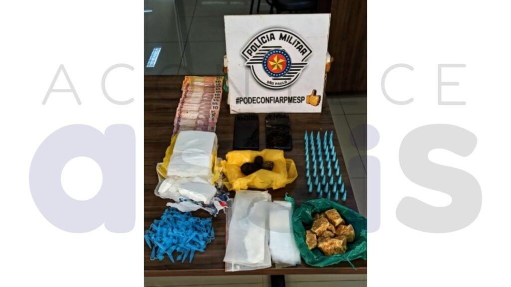 Dois flagrantes em entornos distintos: três pessoas detidas em Tarumã e um homem preso com grande quantidade de drogas em imóvel vazio no centro.