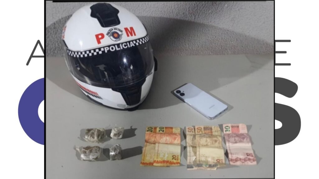 Homem é preso por tráfico após tentar fugir da PM em Assis. Durante a fuga, dispensou porções de maconha e foi capturado. Veja detalhes.