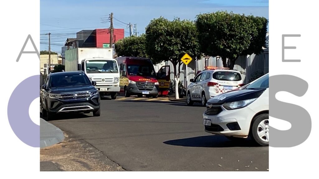 Motociclista sofre ferimentos leves após colisão lateral com caminhão na Av. Félix de Castro, em Assis. Acidente ocorreu próximo ao número 43