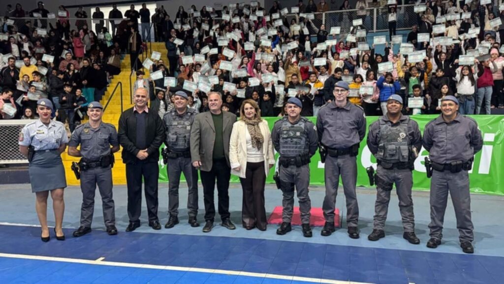 Mais de 500 alunos da rede municipal de Assis se formam no PROERD. Solenidade celebrou educação preventiva e contou com apoio da PM e autoridades locais.