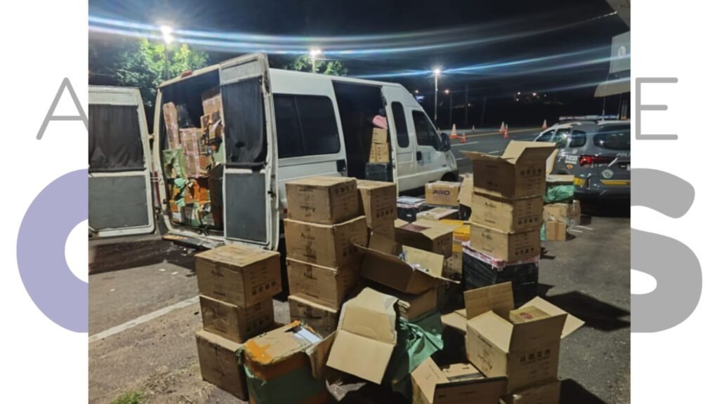 Dupla é presa em Tupã com 50 caixas de produtos contrabandeados durante operação na SP-294. Caso será apresentado à Polícia Federal.
