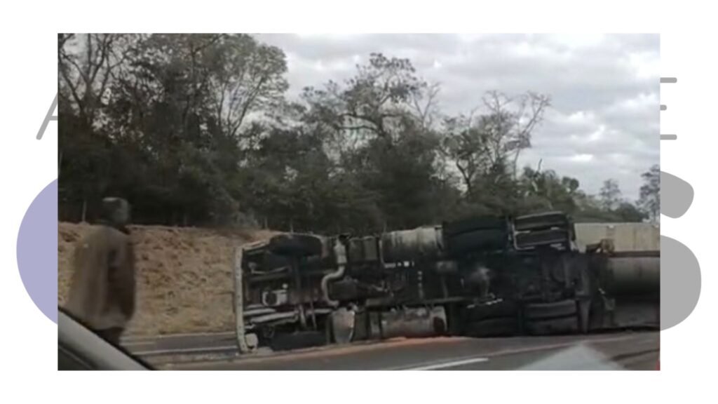 Carreta tomba na SP-270 entre Assis e Maracaí, mas trânsito não foi afetado. Motorista saiu ileso e veículo já foi destombado.