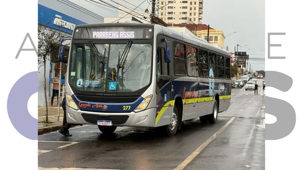 Assis recebe novos ônibus com ar-condicionado, Wi-Fi e acessibilidade. Frota moderna reduz poluição e amplia rotas do transporte público.