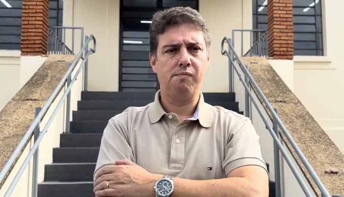 #15-04-crise-politica-vice-prefeito-despejo-gabinete-assis-cachorrao