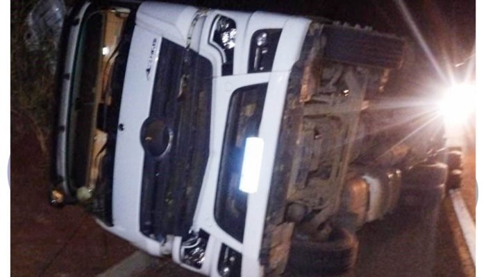 19-07-acidente-caminhao-tombado-sp284-paraguacu-paulista-julho-2025