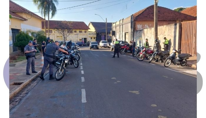Detran, PM e Trânsito autuam 48 motociclistas em operação em Assis. Ação identificou CNHs vencidas, escapamentos irregulares e motos sem licenciamento.