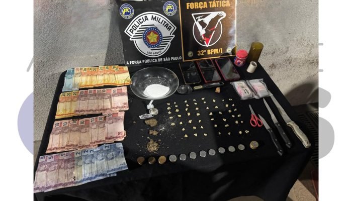 #26-11-drogas-apreendidas-mesa-sala-vila-souza-assis