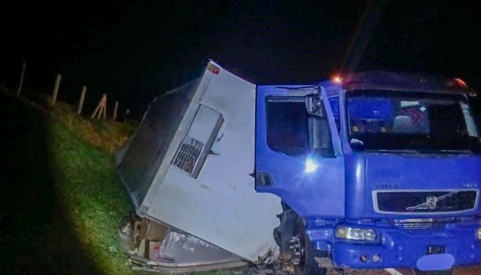 #27-01-tombamento-caminhao-sp333-echapora-baú-talude