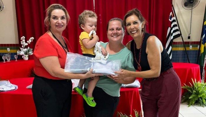 #27-02-prefeitura-assis-entrega-uniformes-escolares-bercarios-emei