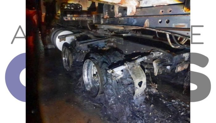 Incêndio atinge semirreboque de carreta na SP-333, em Tarumã. Fogo teria começado após faísca nos pneus. Condutor parou no acostamento.