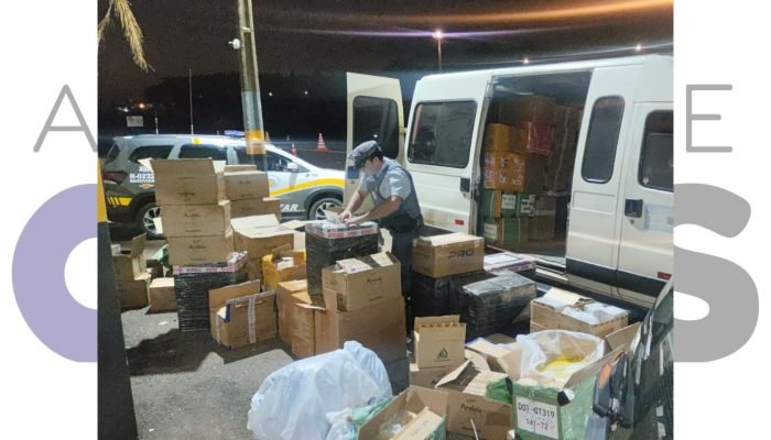 Dupla é presa em Tupã com 50 caixas de produtos contrabandeados durante operação na SP-294. Caso será apresentado à Polícia Federal.
