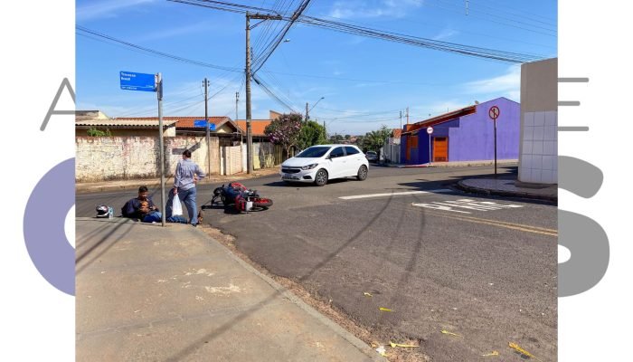 Acidente entre moto e carro deixa jovem ferido em Assis. Colisão ocorreu na Vila Adileta. Motociclista foi socorrido e levado à UPA.