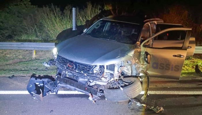 Duas Hilux colidem na SP-294, em Tupã, após manobra irregular. Acidente bloqueou faixas e mobilizou equipes da PM Rodoviária.
