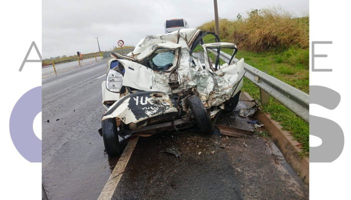 Pai e filho morrem após carro invadir pista contrária e colidir com ônibus na SP-333, em Guarantã. Acidente aconteceu no km 294 da rodovia.