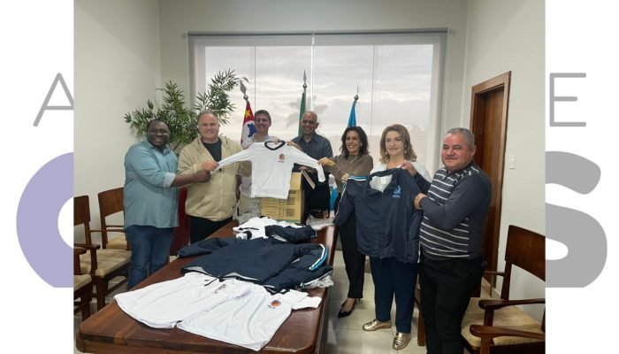Após 25 anos, Assis volta a distribuir uniformes escolares. Mais de 7 mil alunos da rede municipal receberão kits completos a partir desta semana.