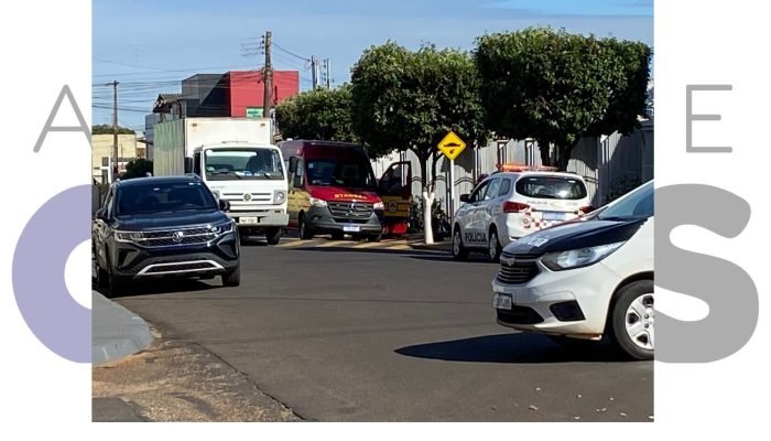 Motociclista sofre ferimentos leves após colisão lateral com caminhão na Av. Félix de Castro, em Assis. Acidente ocorreu próximo ao número 43